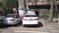 «Киа» припарковали на «зебре». Фото