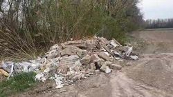 «КамАЗ» заехал на засеянное поле и выгрузил строймусор. Видео и фото