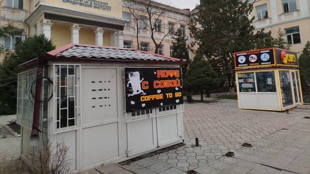 Законно ли возле юридического института КНУ стоят два ларька? - горожанин