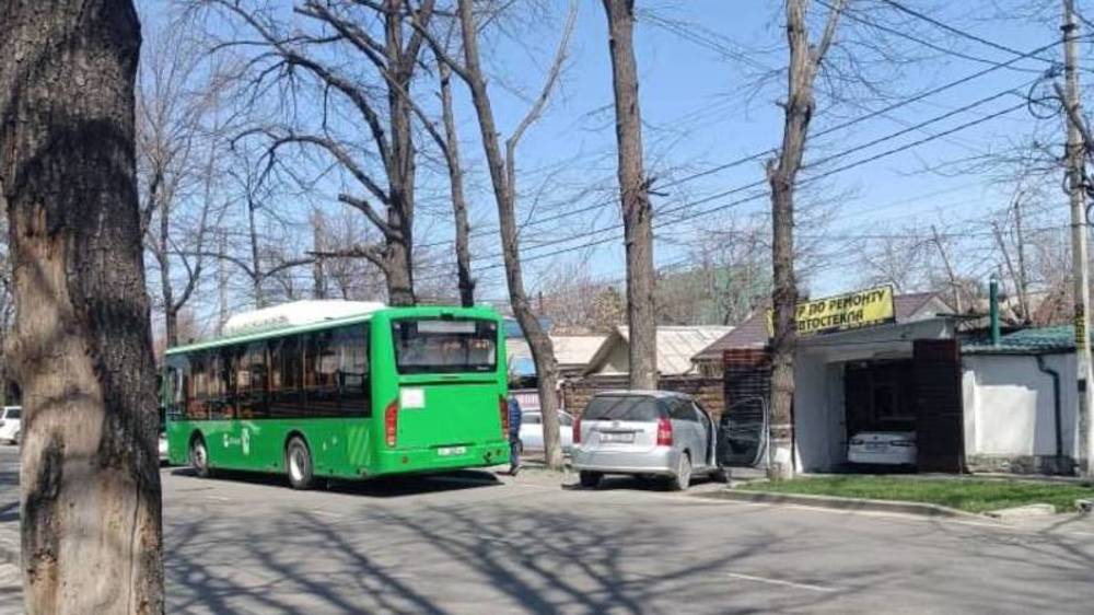 Новый автобус уже на ремонте. Фото горожанина