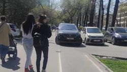 Велодорожка на Манаса снова «стала» парковкой. Фото