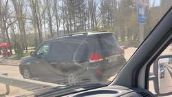 «Крузак» едет по тротуару по Южной магистрали. Фото