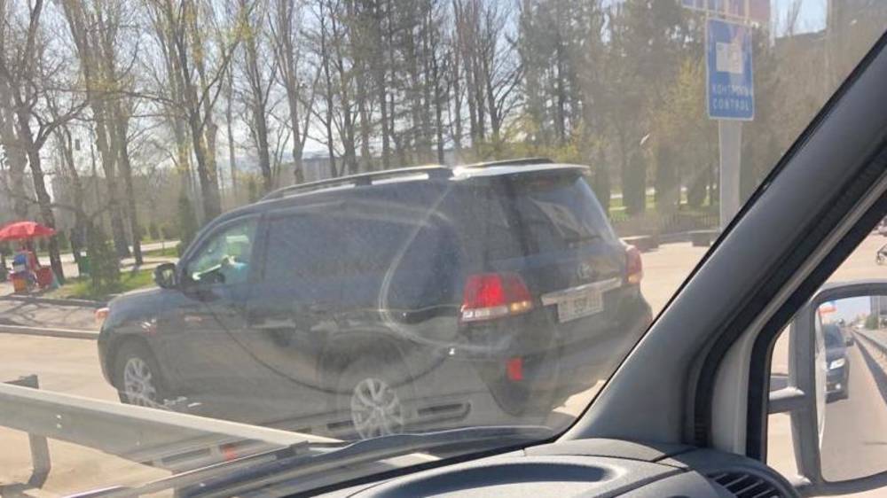 «Крузак» едет по тротуару по Южной магистрали. Фото