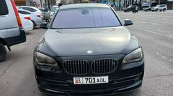 У ЦОНа на Жибек Жолу BMW припарковали вторым рядом, заблокировав другие авто. Фото