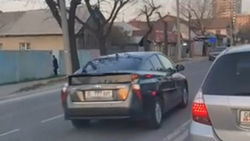 «Приус» объезжает пробку по встречке. Видео