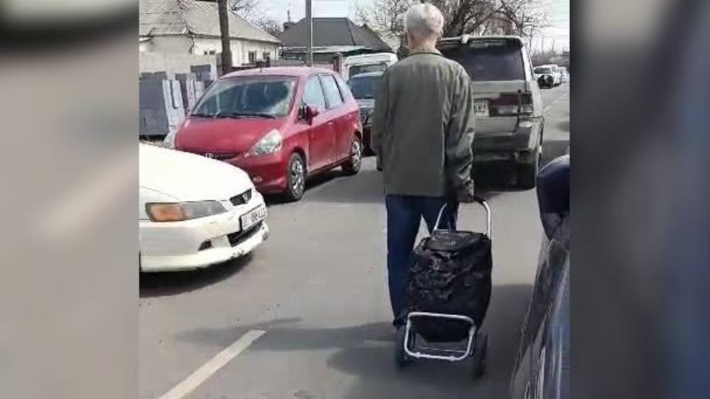 По ул.Мусы Джалиля нет тротуара, люди ходят по проезжей части