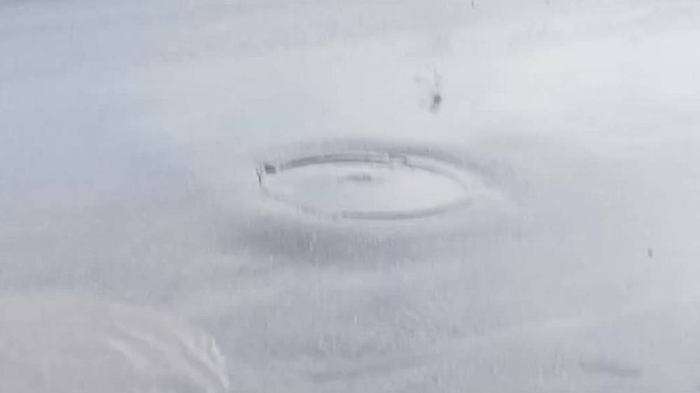 На Ахунбаева с колодца течет вода. Видео