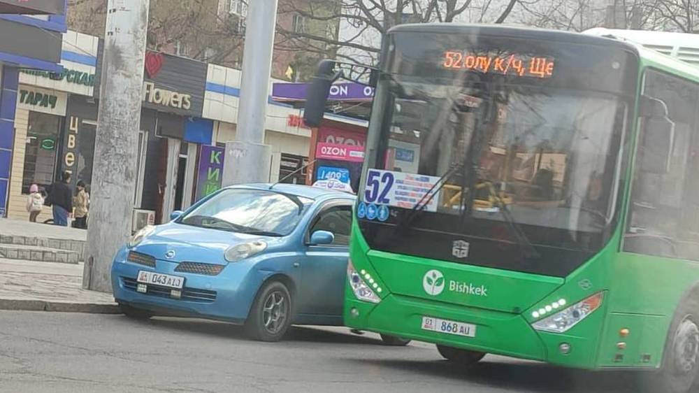 Таксист на «Ниссане» припарковался на остановке, мешая общественному транспорту. Видео