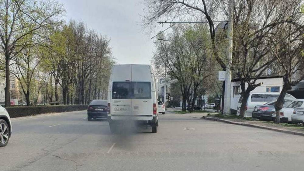 Горожанин жалуется на дым от буса. Фото