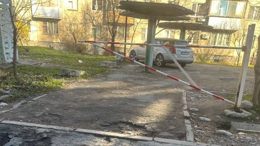Жители 10 мкр вновь установили шлагбаум во дворе, который несколько раз демонтировали. Фото