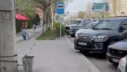 Остановку на Ибраимова превратили в парковку. Видео