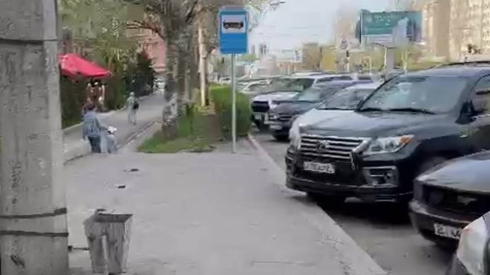 Остановку на Ибраимова превратили в парковку. Видео