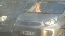 Женщина лежит в машине, выставив ноги в лобовое стекло. Фото Женщина лежит в машине, выставив ноги в лобовое стекло. Фото