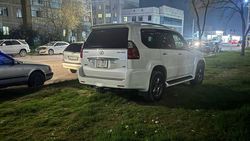 Lexus GX 470 припарковали в зеленой зоне в 12 мкр. Фото Lexus GX 470 припарковали в зеленой зоне в 12 мкр. Фото