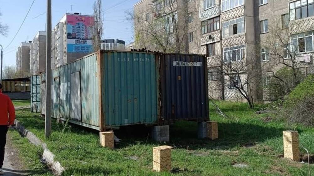 В зеленой зоне в Востоке-5 стоят контейнеры. Законно ли? Фото горожанина