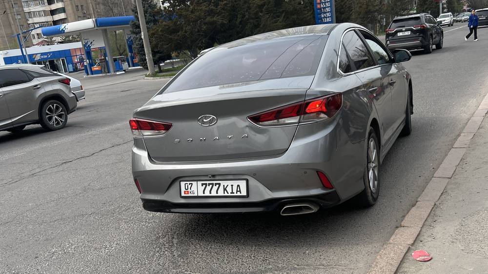 «Соната» припаркована на остановке на ул.Юнусалиева. Фото