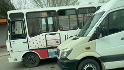 На остановке возле Восточного автовокзала столкнулись автобус и маршрутка. Фото
