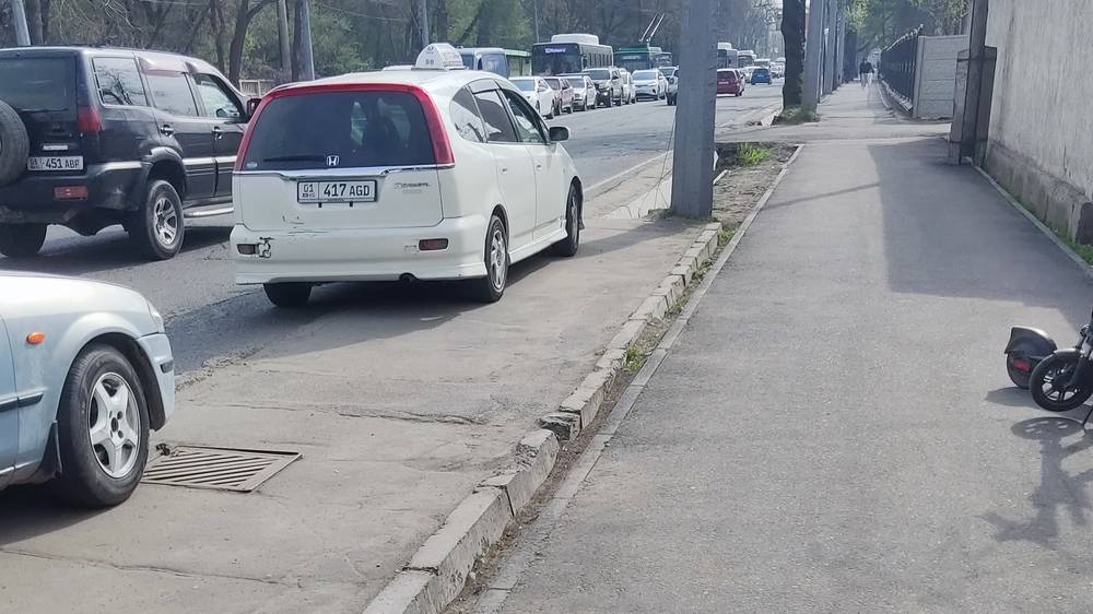 Таксисты припарковались на территории остановки, - горожанин