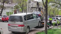 Патрульные эвакуируют машины, припаркованные на велодорожке по ул.Токтогула. Это разовая акция или будет на постоянной основе? - горожанин Патрульные эвакуируют машины, припаркованные на велодорожке по ул.Токтогула. Это разовая акция или будет на постоянной основе? - горожанин