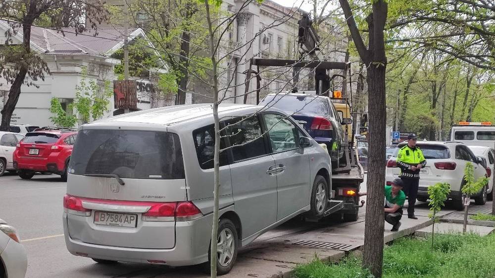Патрульные эвакуируют машины, припаркованные на велодорожке по ул.Токтогула. Это разовая акция или будет на постоянной основе? - горожанин