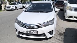 «Тойота» с российскими номерами припаркована вторым рядом. Фото «Тойота» с российскими номерами припаркована вторым рядом. Фото