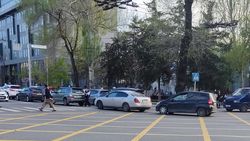 «Вафельная» разметка не помогает. Горожанин жалуется на затор на ул.Манаса. Фото «Вафельная» разметка не помогает. Горожанин жалуется на затор на ул.Манаса. Фото