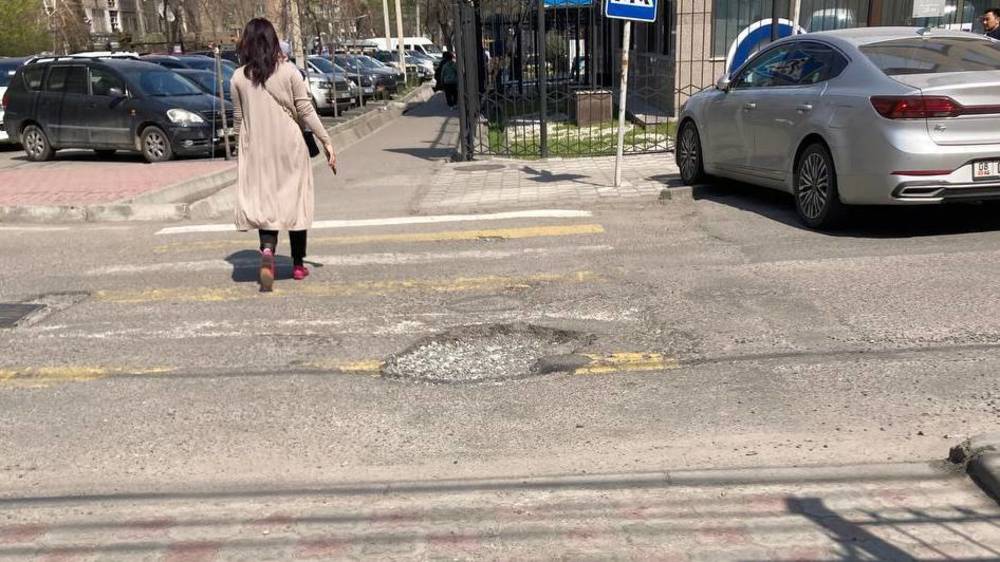 Яма на дороге по ул.Сыдыкова. Фото