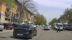 «Киа» повернула со второго ряда, а затем уехала, не подчинившись требованиям патрульного. Видео