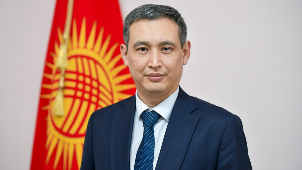 Үлкен бөтелкеде есекпен отырған әйелдің порно видеосы