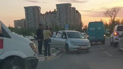 Возле парка «Адинай» столкнулись «Тойота» и бус «Мерседес». Видео с места ДТП