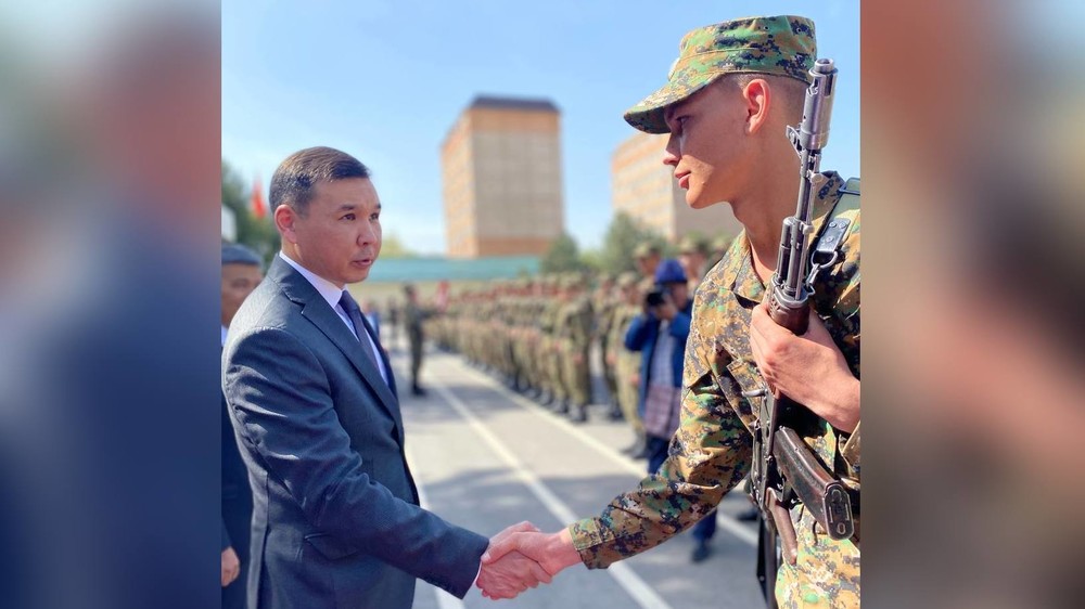 Глава службы Адилет Джанузаков и новобранец.