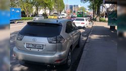 Автомобили припарковали на остановке, что мешает общественному транспорту, - горожанин