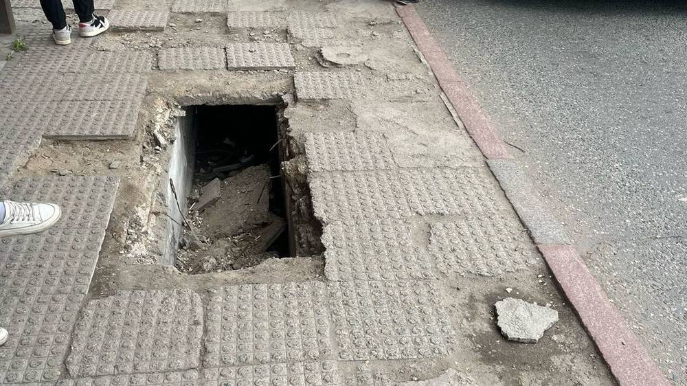 Яма на остановке возле ЦУМа. Фото
