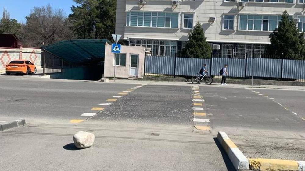 Горожанин просит вернуть «лежачий полицейский» возле школы на ул.Токтоналиева. Видео