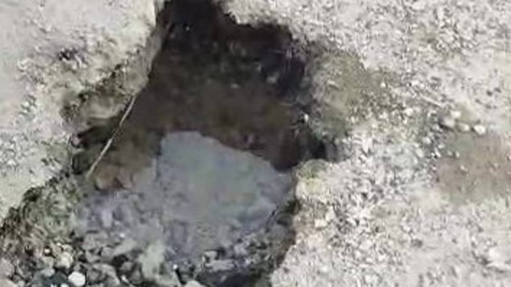 В Чон-Арыке прорвало трубу, вода топит дом. Видео