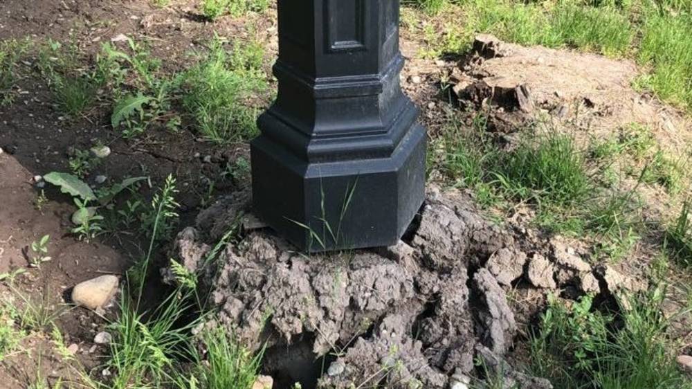 На Айтматова накренился фонарный столб. Фото