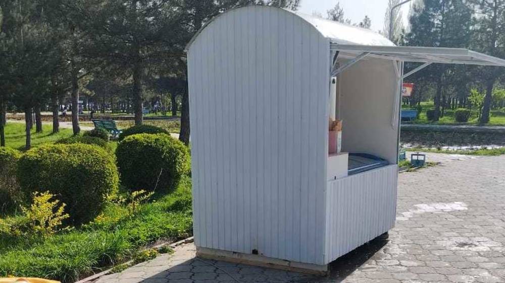 Законно ли в парке им.Дайыра Асанова стоят торговые ларьки? Фото горожанина