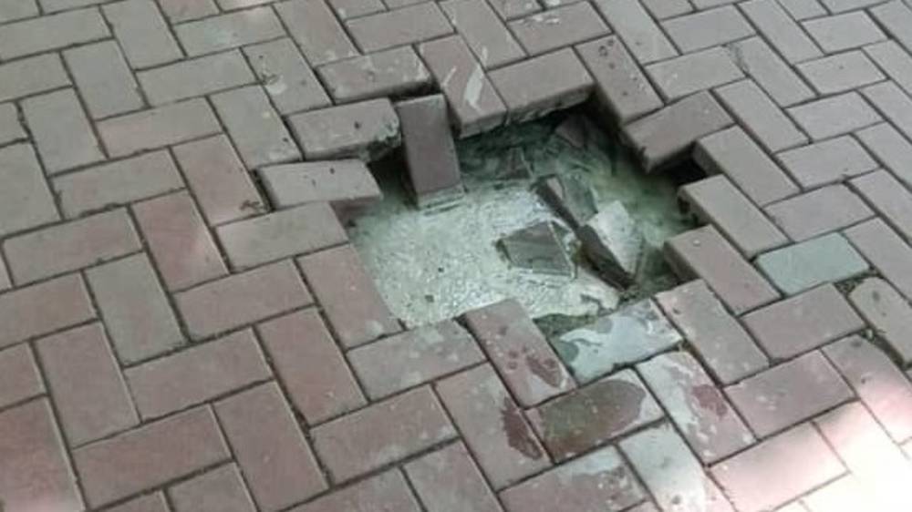 На аллее по бульвару Эркиндик обвалилась брусчатка. Фото