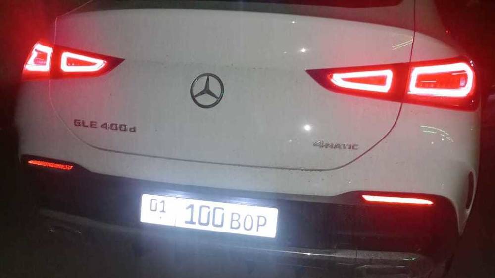 В Кара-Балте замечен «Мерседес» с буквами на госномере BOP. Фото