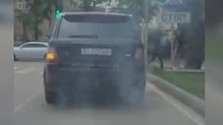 «Дымящий» Range Rover ездит по улицам города. Видео
