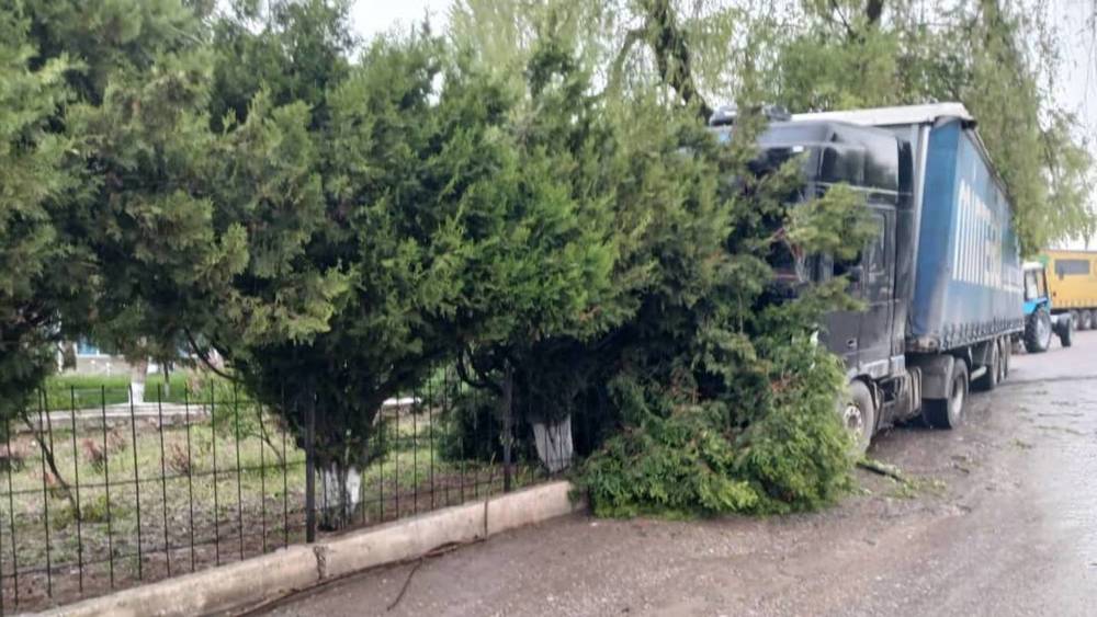 Фура врезалась в ограждение школы в городе Раззаков