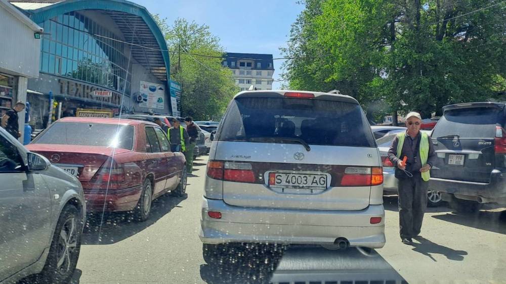 Огромный затор возле Аламединского рынка из-за припаркованных авто. Фото горожанина