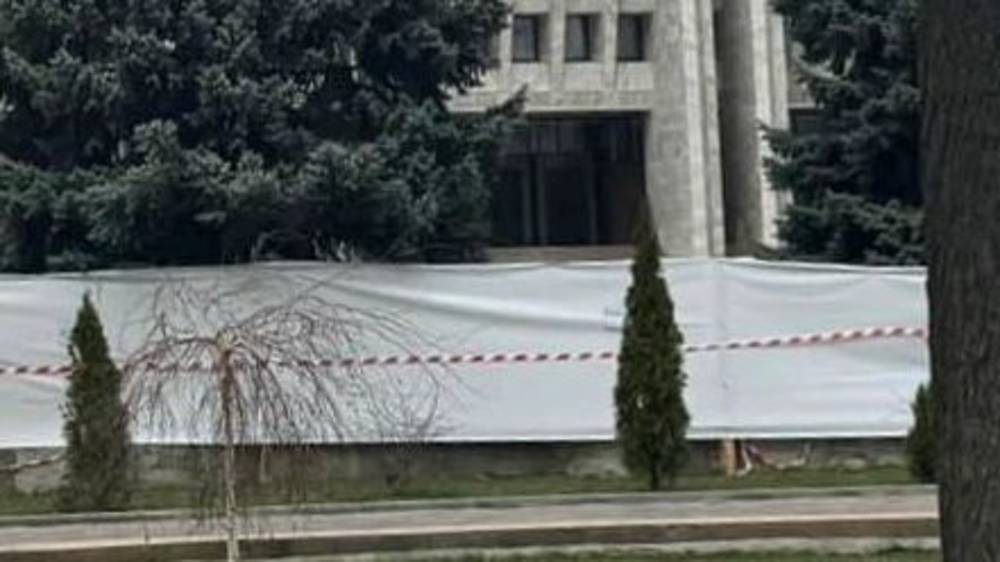 ЖК ремонтирует фонтан у Белого дома, поэтому вокруг здания появилось ограждение, - мэрия