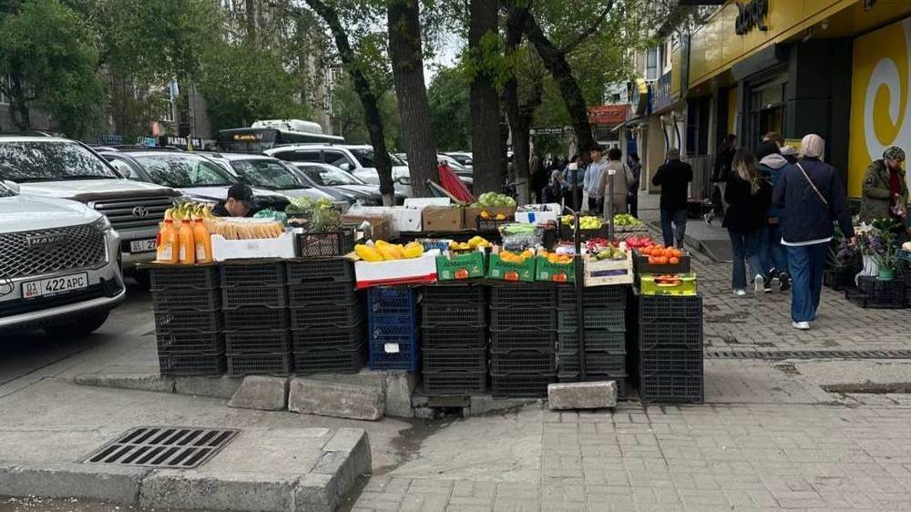 Стихийные торговцы снова заняли тротуар на Токтогула. Ответ мэрии