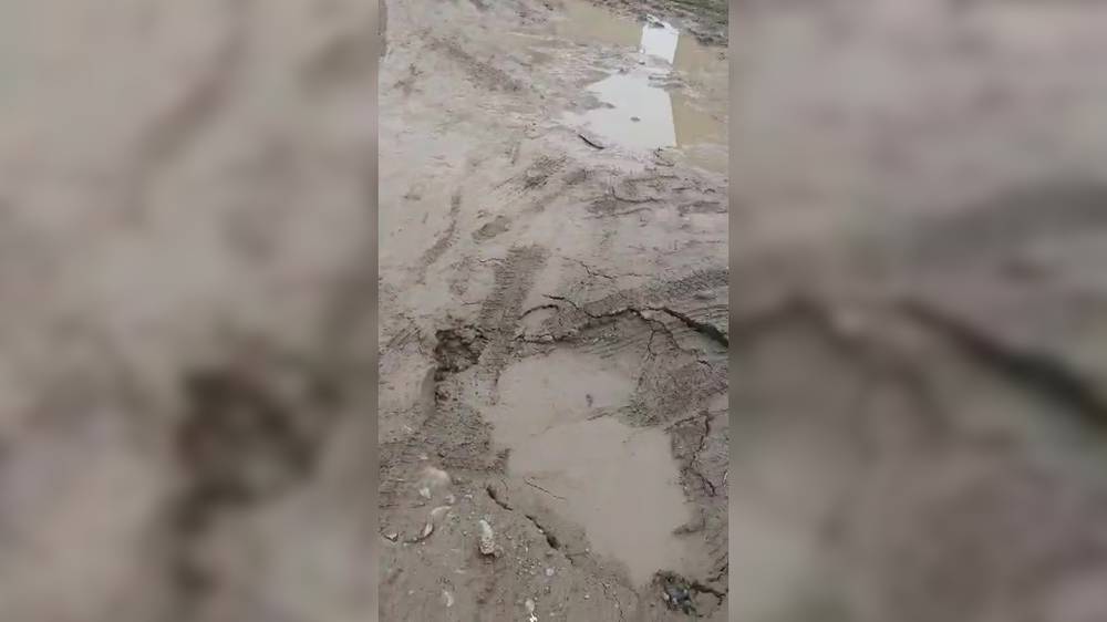 Улица в жилмассиве Арча-Бешик погрязла в грязи. Видео
