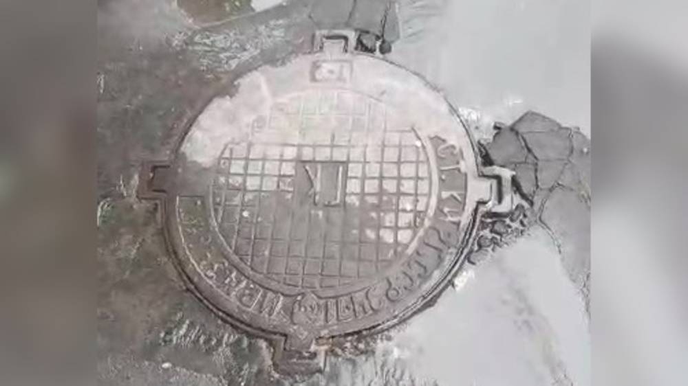 На Молодой Гвардии вода из люка течет уже две недели, - горожанин