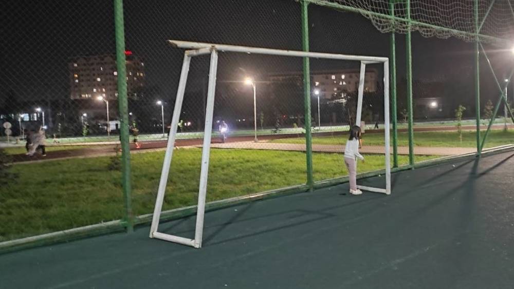 «Чудо инженерной мысли». Футбольные ворота в парке «Адинай» в аварийном состоянии и могут упасть на детей. Фото