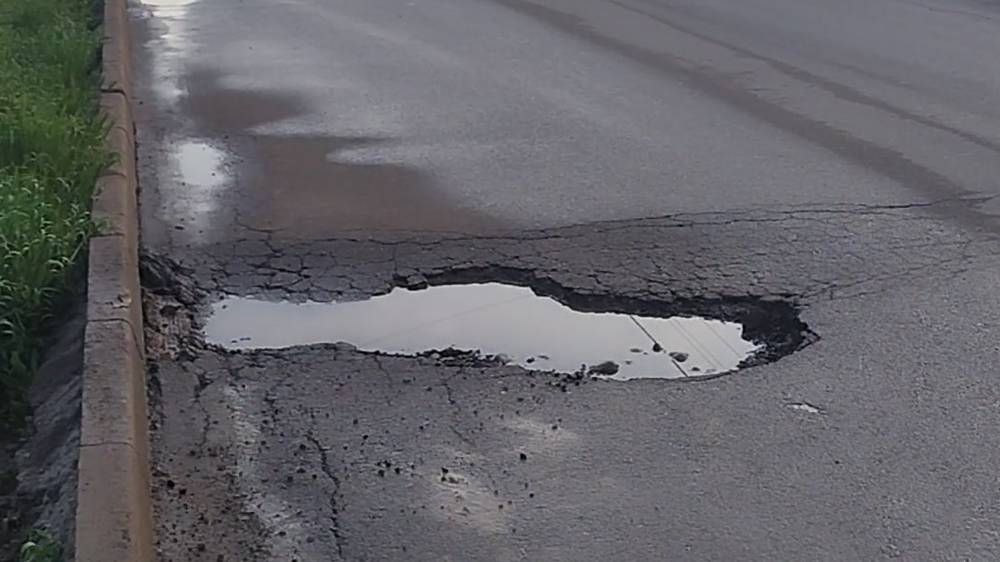 Яма на дороге по Сары-Челекской вынуждает водителей выезжать на встречку. Видео