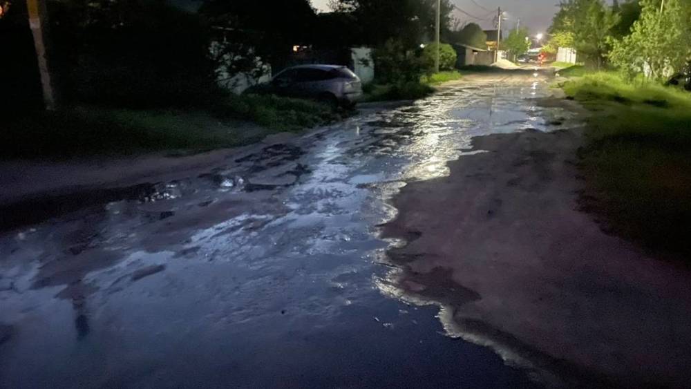В Нижней Ала-Арче прорвало канализацию, нечистоты затопили улицу. Фото и видео