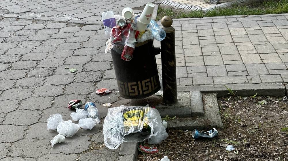 Парк дружбы Кыргызстана и Кореи «утопает» в мусоре. Фото горожанина